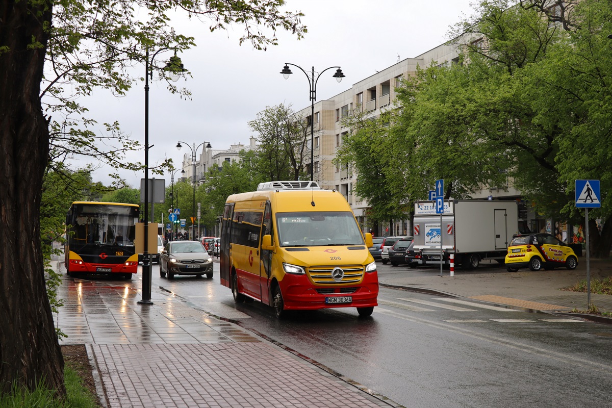 206
Sprinter jedzie przejazdem technicznym na przystanek âPKP PruszkĂłw 02â gdzie rozpocznie obsĹugÄ kursu linii numer 67: PKP PruszkĂłw (15:35)-BĹonie PKP (16:52). W tle na przystanku âPKP PruszkĂłw 01â widoczny jest 3A3 A10C3A #470 (22122) w oczekiwaniu na wykonanie kursu linii numer 60: PKP PruszkĂłw (15:10)-WalendĂłw (15:56).
