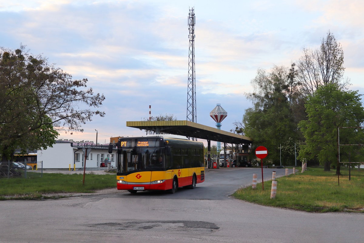 24038
Solaris jedzie przejazdem technicznym z grodziskiej do pruszkowskiej zajezdni PKS Grodzisk.
