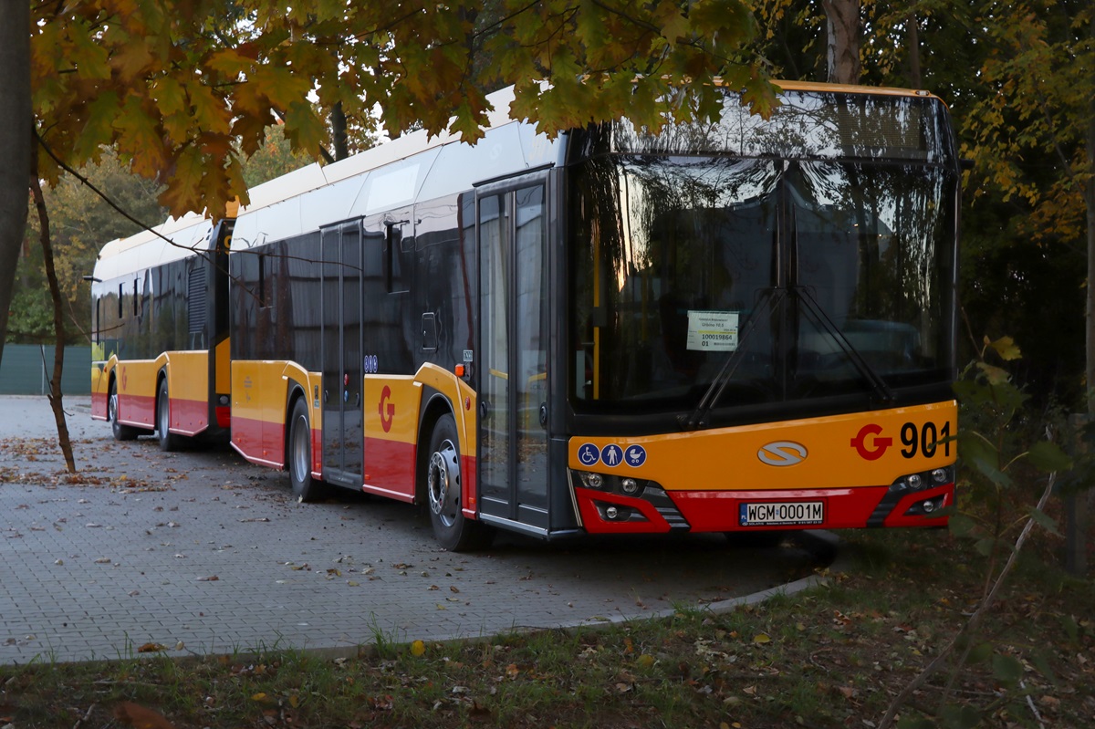901
Solaris w oczekiwaniu na dopuszczenie do ruchu w ramach sieci GPA. Za nim znajduje siÄ pojazd z numerem 905. ĹÄcznie zamĂłwiono 8 sztuk takich pojazdĂłw. 
