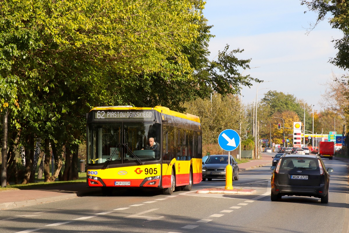 905 (24085)
Solaris jedzie przejazdem technicznym z zajezdni autobusĂłw elektrycznych w Chrzanowie DuĹźym do grodziskiej zajezdni PKS Grodzisk Mazowiecki. 
