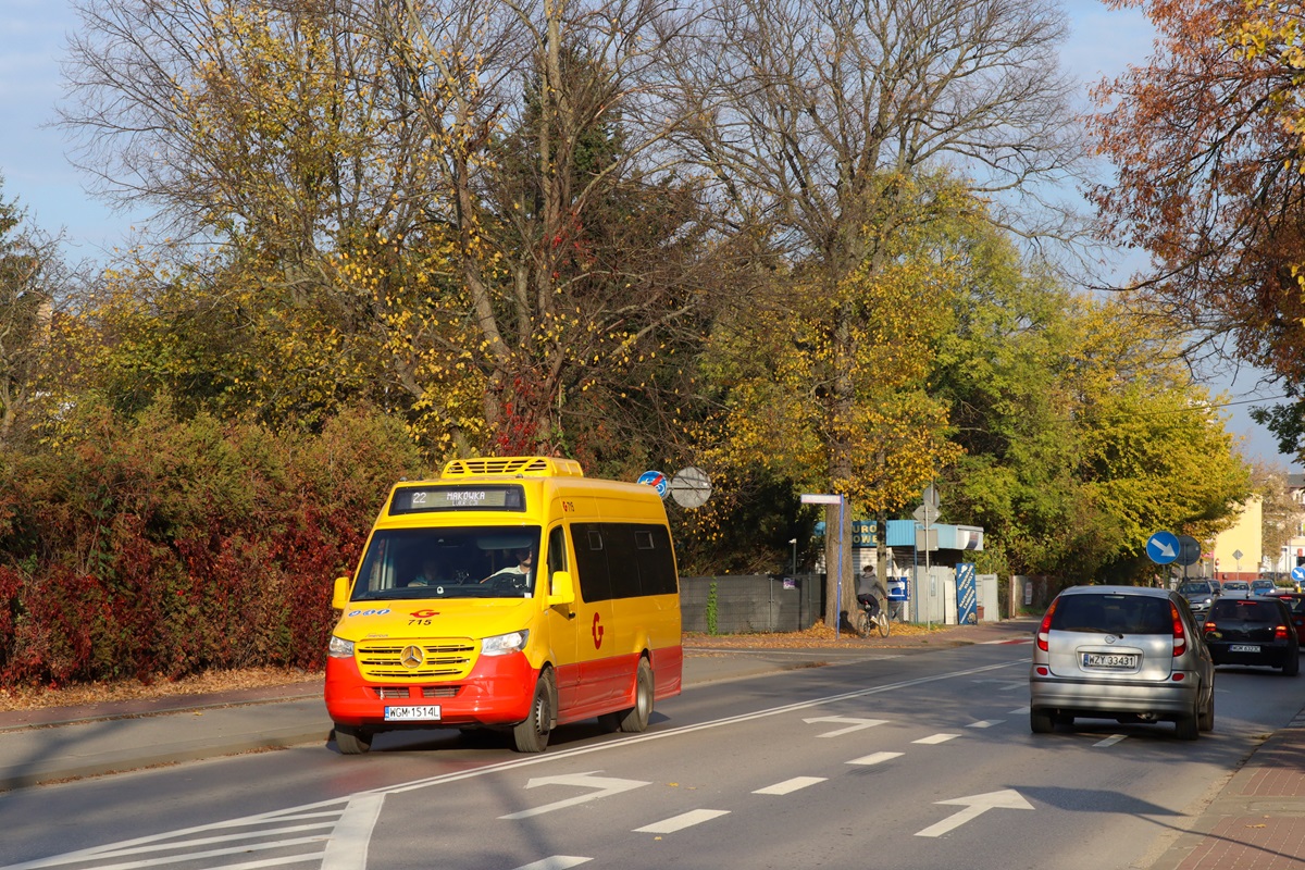 715
Sprinter jedzie jako kurs linii numer 22: Grodzisk Maz. Dw. PKP (15:05)-Makówka Lukrecji (15:23). 
