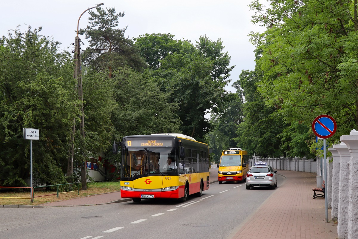 602 (24029)
Solaris mija przystanek âGrodzisk Maz. RadoĹska Cmentarz 01â jadÄc jako kurs linii numer 13: Grodzisk Maz. Szpital (7:55)-BĹonie Centrum Sportu (8:49). Za nim jedzie MAN TGE 6.180 / Mercus City #111 (21075) jako kurs linii numer 28: Grodzisk Maz. Dw. PKP (7:15)-Czarny Las Platanowa (7:40)-Grodzisk Maz. Dw. PKP (8:11). Pozdrowienia dla KierowcĂłw obu wozĂłw!
