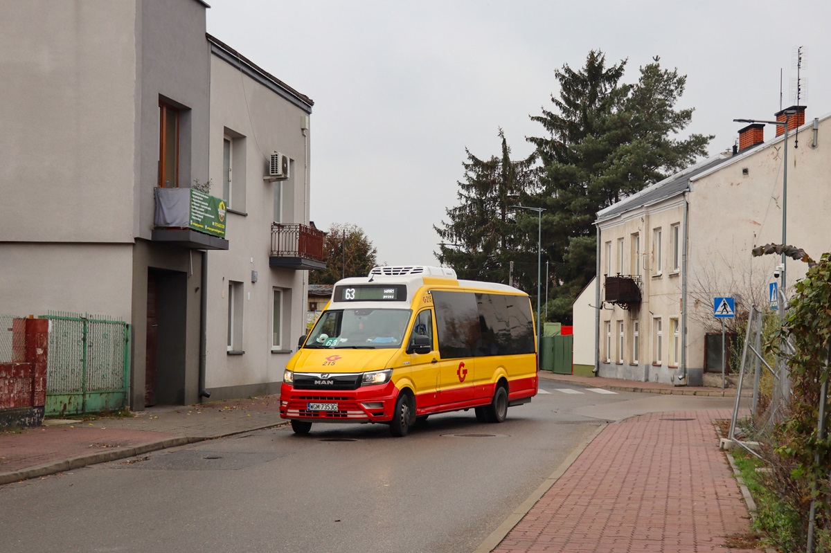 215
MAN jedzie jako kurs linii numer 63: Grodzisk Maz. Dw. PKP (10:35)-Warszawa P+R Al. Krakowska (11:44). 
