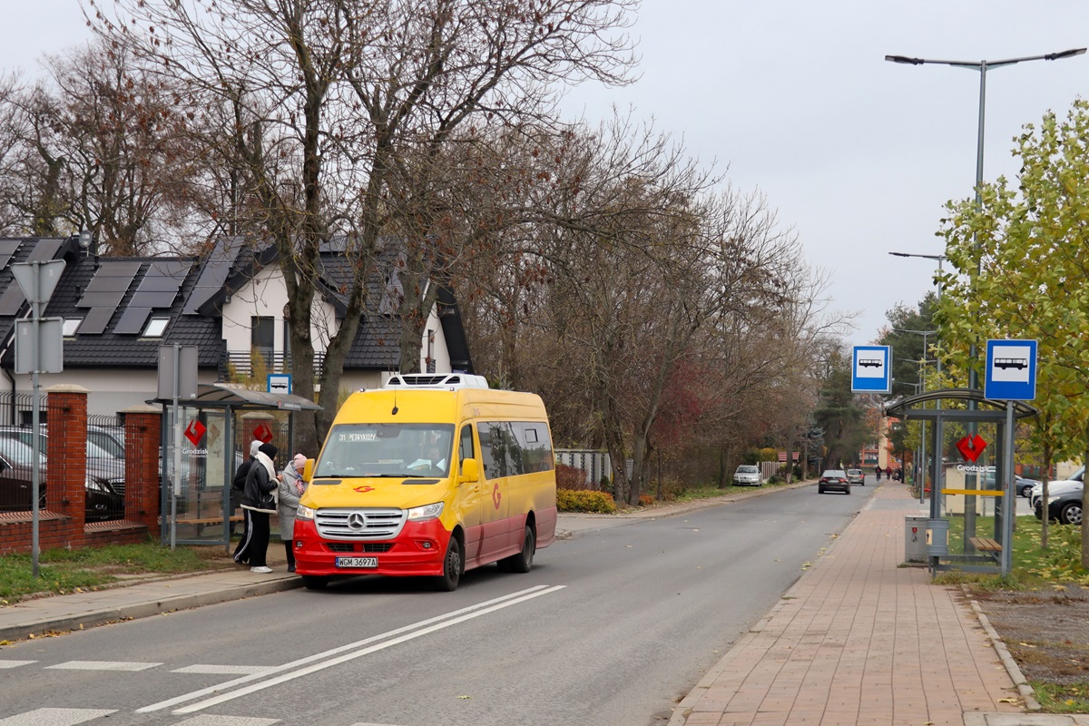 201
Sprinter stoi na przystanku âGrodzisk Maz. Daleka 02â jako kurs linii numer 31: Grodzisk Maz. Dw. PKP (11:15)-Petrykozy Trakt KrĂłlewski (12:10). 
