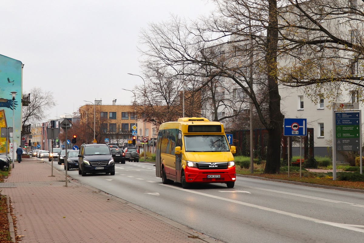 WGM 3073H [ex. 230]
MAN jedzie jako kurs linii numer 30: Pieńki Słubickie (11:46)-Grodzisk Maz. Dw. PKP (12:26). 
I tym samym wóz po kilku miesiącach przerwy powrócił do PKS Tarnobrzeg do obsługi linii GPA choć tylko jako wypożyczenie od Mercusa. 
