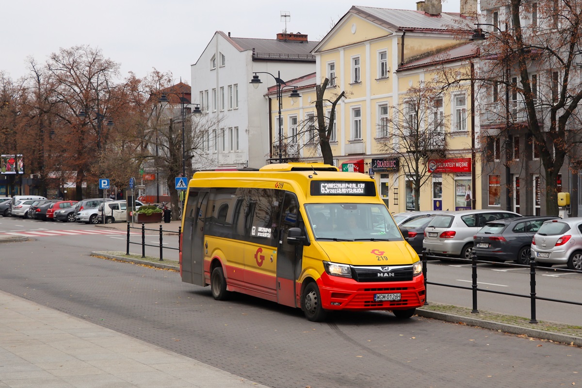 219
MAN stoi na pętli w oczekiwaniu na wykonanie kursu linii numer 63: Grodzisk Maz. Dw. PKP (12:35)-Warszawa P+R Al. Krakowska (13:39). 
