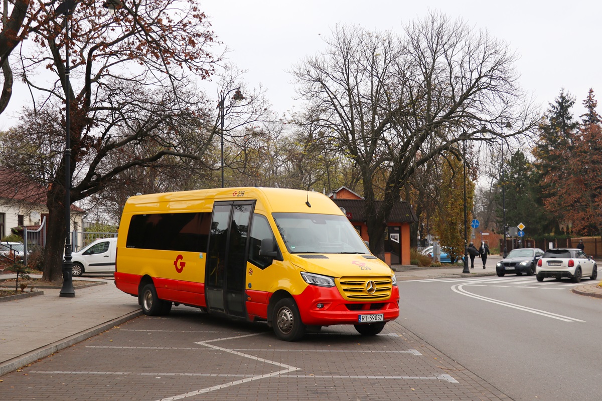 236
Sprinter stoi na przystanku przyjazdowym âGrodzisk Maz. Dw. PKPâ w oczekiwaniu na przejazd na przystanek odjazdowy gdzie rozpocznie wykonywaÄ kurs linii numer 31: Grodzisk Maz. Dw. PKP (13:15)-Petrykozy Trakt KrĂłlewski (14:10). 
