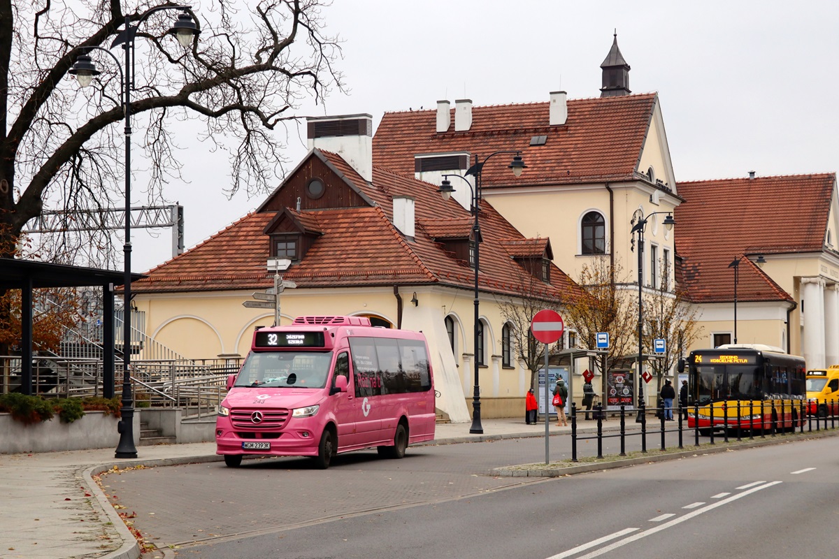 243
Sprinter wyruszyĹ z przystanku âGrodzisk Maz. Dw. PKP 01â jako kurs linii numer 32: Grodzisk Maz. Dw. PKP (13:00)-JĂłzefina SzkoĹa (13:57). W tle widoczny jest Solaris Urbino 8,9 LE #606 (24046) po przyjeĹşdzie z zajezdni by wykonaÄ kurs linii numer 24: Grodzisk Maz. Dw. PKP (13:10)-Izdebno KoĹcielne PÄtla (13:37). 
