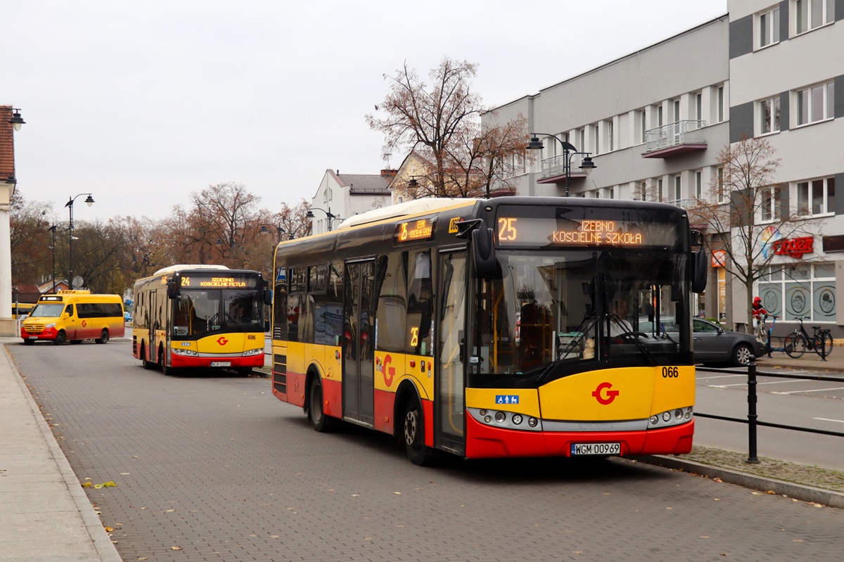 066 (24021)
TytuĹowy Solaris stoi na pÄtli przystanku âGrodzisk Maz. Dw. PKP 01â w oczekiwaniu na wykonanie kursu linii numer 25: Grodzisk Maz. Dw. PKP (13:15)-Izdebno KoĹcielne SzkoĹa (13:55). Za nim stoi Solaris Urbino 8,9 LE #606 (24046) po przyjeĹşdzie z zajezdni by wykonaÄ kurs linii numer 24: Grodzisk Maz. Dw. PKP (13:10)-Izdebno KoĹcielne PÄtla (13:37). W tle stoi Mercedes-Benz 517 CDI / Mercus MB Sprinter City #708 w oczekiwaniu na wykonanie kursu linii numer 21: Grodzisk Maz. Dw. PKP (13:10)-WĹadkĂłw PÄtla (13:38). 
