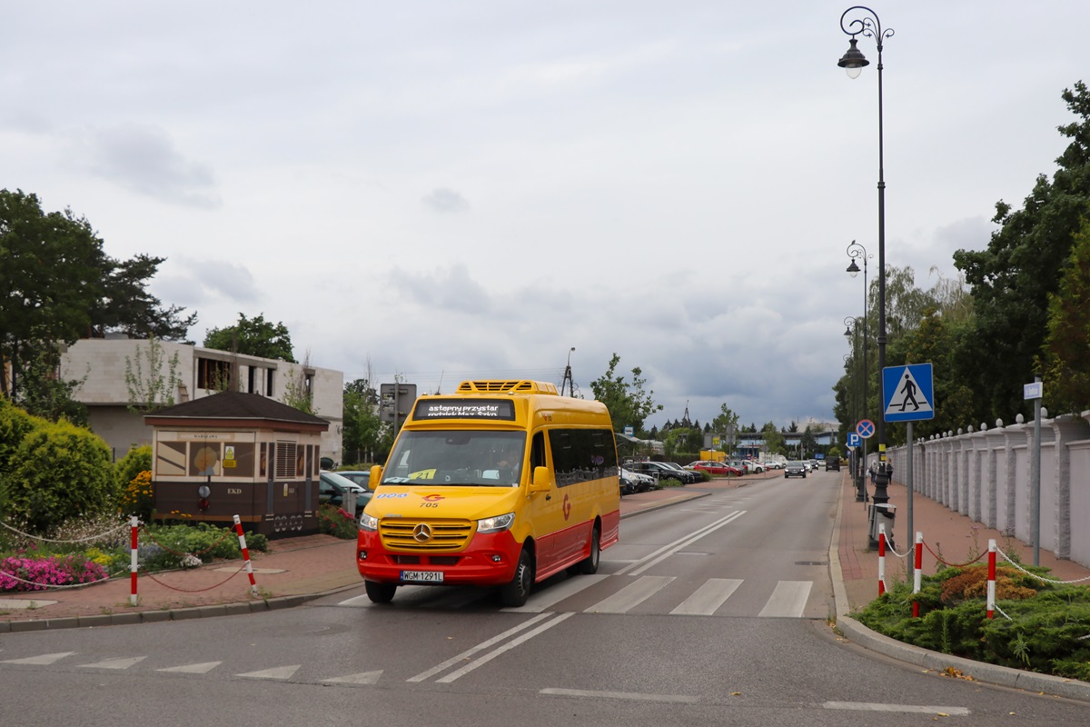 705
Sprinter jedzie jako kurs linii numer 21: Grodzisk Maz. Dw. PKP (10:00)-Władków Pętla (10:31). Pozdrowienia dla Kierowcy! 
Od 1 lipca 2024 r. w sieci GPA pojawił się nowy przewoźnik - PKS Bodzentyn. Przejął on od PKS Grodzisk obsługę linii: 15, 16, 18, 21, 22, 28, 45 i 58. 
