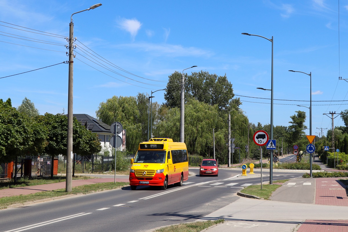 714
Sprinter jedzie jako kurs linii numer 16: Milanówek Zaciszna (12:16)-Grodzisk Maz. Daleka (13:00). 
