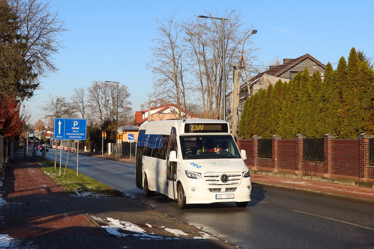 A0 104T
Testowy elektryczny Sprinter jedzie jako kurs linii numer 23: Grodzisk Maz. Dw. PKP (12:37)-BrwinĂłw Rynek (13:44). 
