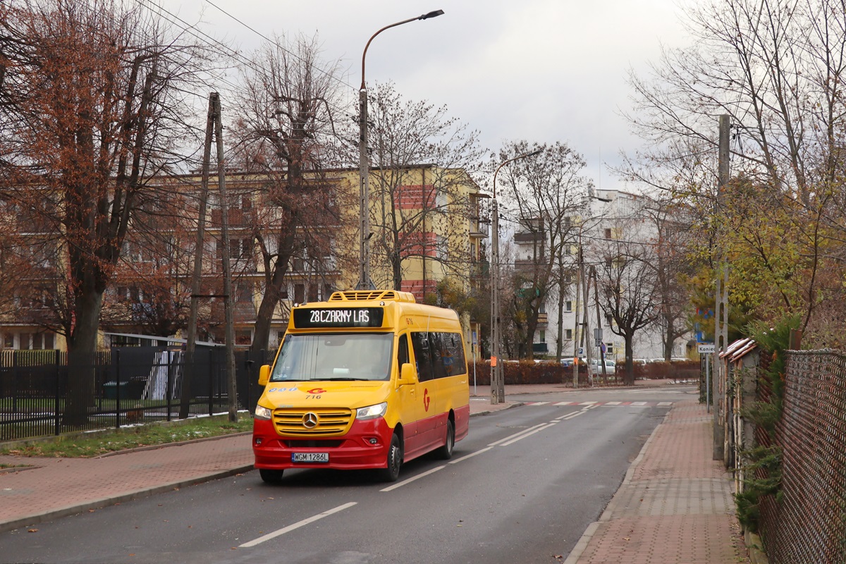 716
Sprinter jedzie jako kurs linii numer 28: Grodzisk Maz. Dw. PKP (12:35)-Czarny Las Platanowa (12:59)-Grodzisk Maz. Dw. PKP (13:26). 
