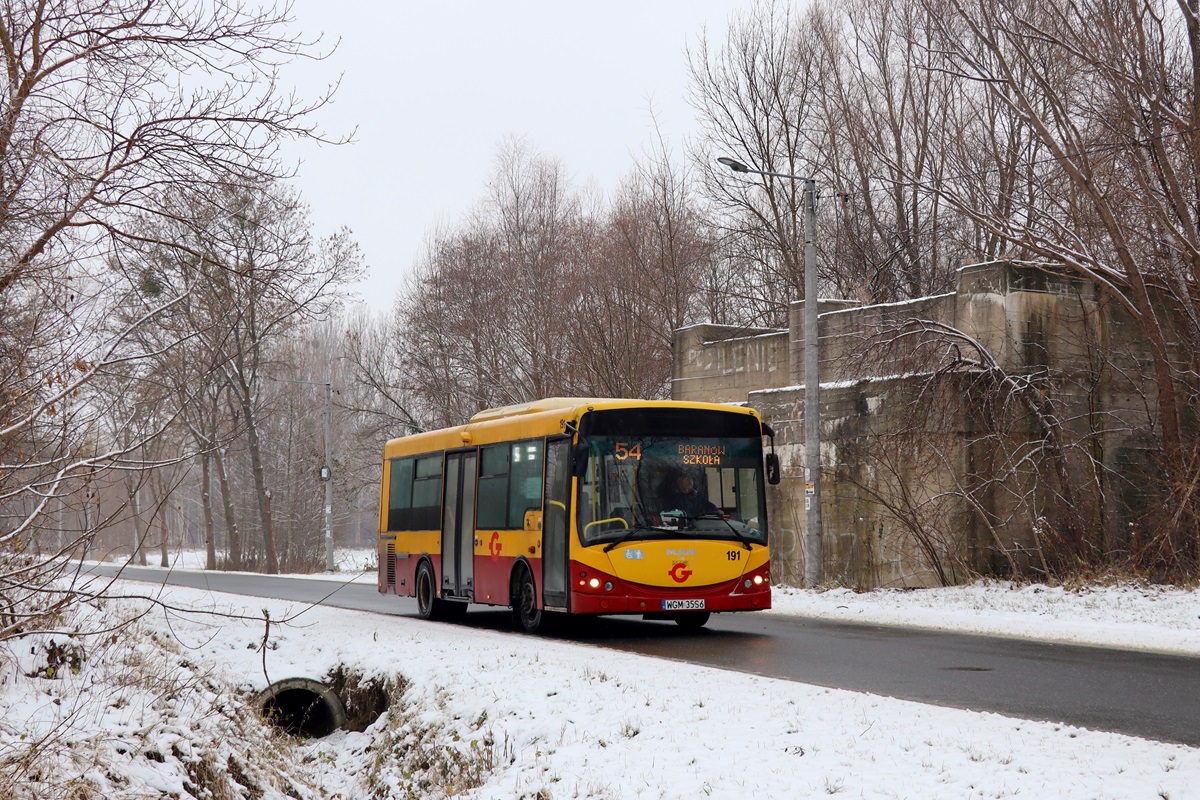 191 (40001)
SanCity jedzie jako kurs 103 linii numer 54: BaranĂłw SzkoĹa (12:32)-Holendry Baranowskie III (12:51)-BaranĂłw SzkoĹa (13:06). 
Obok widoczny jest jeden z przyczĂłĹkĂłw wiaduktu niezbudowanej nigdy linii kolejowej CMK PĂłĹnoc, ktĂłra miaĹa biec z Korytowa do Pruszcza GdaĹskiego. 
Słowa kluczowe: zima