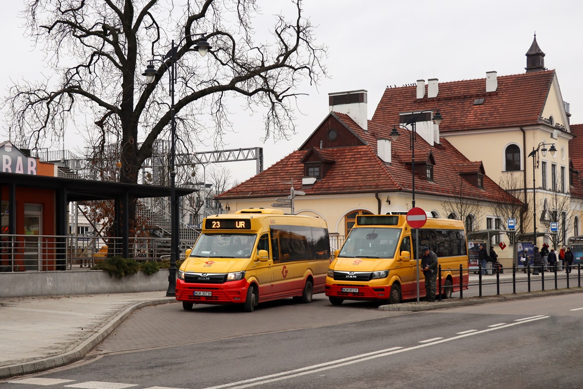 230
TytuĹowy MAN wyjeĹźdĹźa z zatoczki przystanku poczÄtkowego jako kurs 501 linii numer 23: Grodzisk Maz. Dw. PKP (12:37)-Urszulin PÄtla (13:24). Obok widoczny jest MAN TGE 5.180 / Mercus City #152 (22006) w trakcie przerwy w wykonywaniu kursĂłw na linii numer 16 (Grodzisk Maz. Szpital-ĹťukĂłw KoĹciĂłĹ). 
