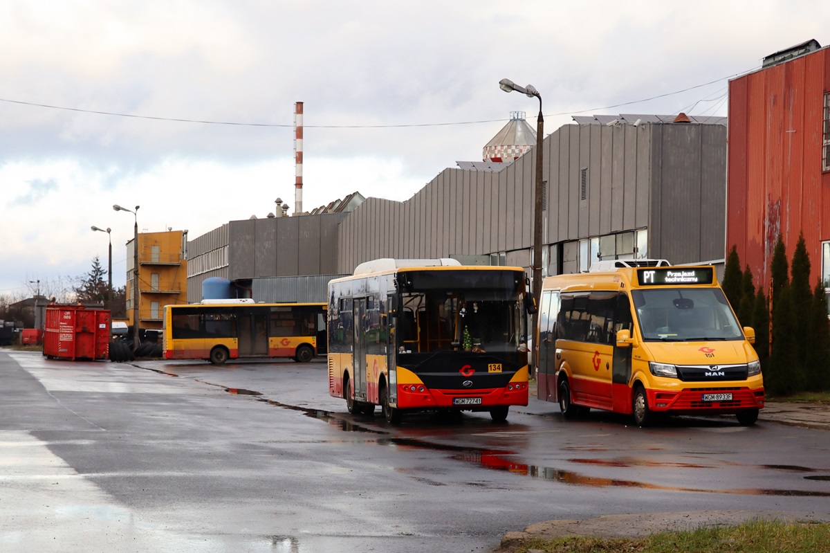 134 (90226)
TytuĹowy ZAZ oraz MAN TGE 5.180 / Mercus City #151 (22007) oczekujÄ na zatrudnienie stojÄc na terenie zajezdni. W tle widoczny jest 3A3 A10C3A #129 (80422). 
