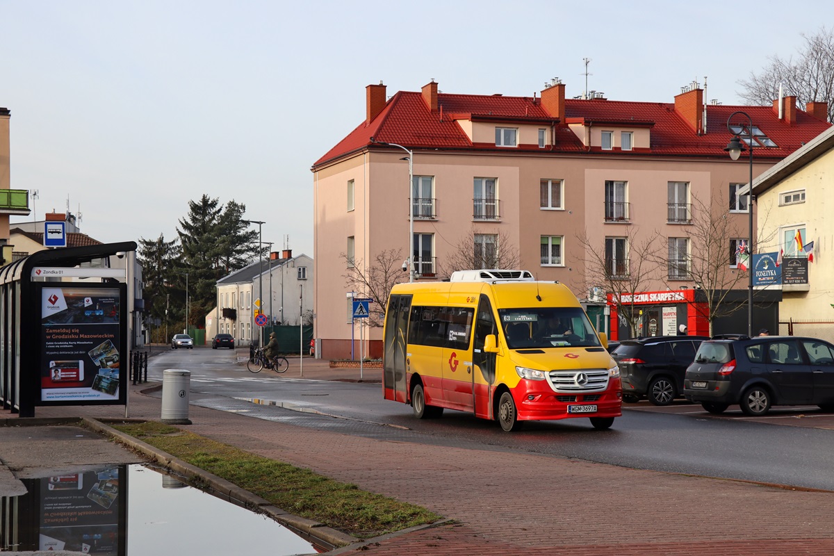 201
Sprinter mija przystanek âGrodzisk Maz. Zondka 01â jadÄc jako kurs 308 linii numer 63: Grodzisk Maz. Dw. PKP (10:35)-Warszawa P+R Al. Krakowska (11:44). 
WĂłz podobnie jak zakupione w ostatnim czasie "nĂłwki" od Mercusa zostaĹ wyposaĹźony w biaĹe wyĹwietlacze, ktĂłre sÄ o wiele czytelniejsze od poprzednich. 
