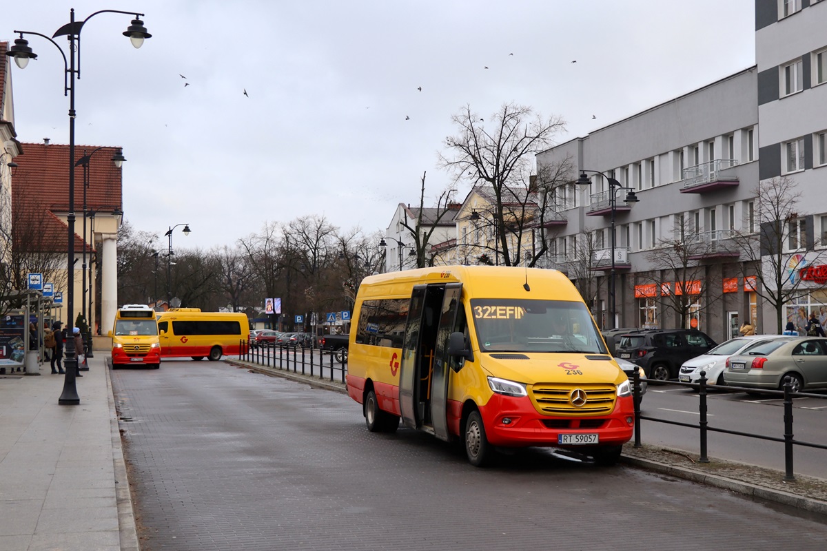 236
Sprinter stoi na pÄtli w oczekiwaniu na wykonanie kursu linii numer 32: Grodzisk Maz. Dw. PKP (13:56)-JĂłzefina SzkoĹa (14:59). W tle widoczny jest Mercedes-Benz 516 CDI / Mercus MB Sprinter City #212 po przyjeĹşdzie przejazdem technicznym by wykonaÄ kurs linii numer 30: Grodzisk Maz. Dw. PKP (13:50)-PieĹki SĹubickie (14:46). Za nim widoczny jest Mercedes-Benz 516 CDI / Mercus MB Sprinter City #224 rĂłwnieĹź po przyjeĹşdzie przejazdem technicznym by wykonaÄ kurs linii numer 63: Grodzisk Maz. Dw. PKP (14:00)-Warszawa P+R Al. Krakowska (15:09).
