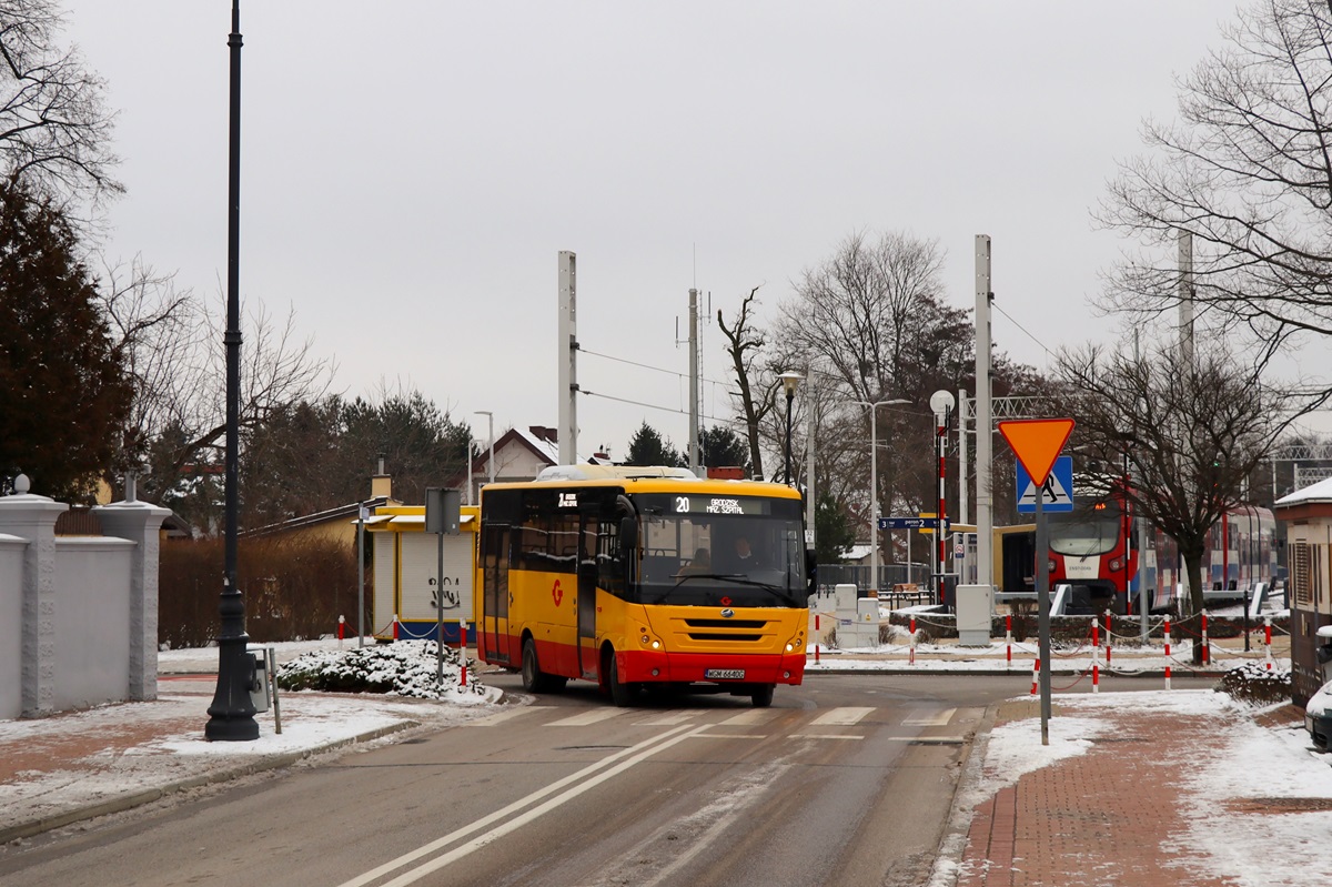 22042
ZAZ jedzie jako kurs linii numer 20: Kaski DwĂłr (12:43)-Grodzisk Maz. Szpital (13:23). 
W tle widoczna jest EN97-004 stojÄca na stacji poczÄtkowej jako pociÄg osobowy WKD A1 1020 w relacji Grodzisk Mazowiecki RadoĹska (13:28)-Warszawa Reduta Ordona (14:18). 
Słowa kluczowe: zima
