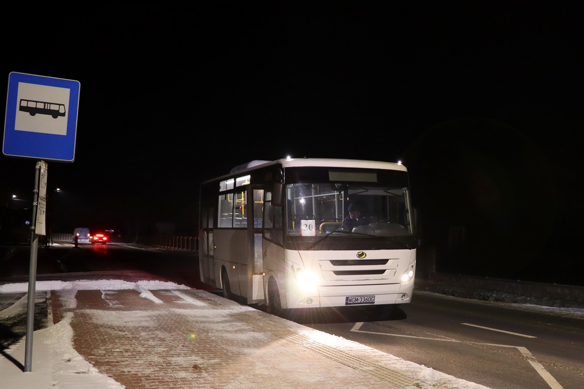 21070
ZAZ stoi na przystanku âKaski DwĂłr 01â jako kurs linii numer 20: Kaski DwĂłr (17:05)-Grodzisk Maz. Szpital (17:52). Pozdrowienia dla Kierowcy!
Słowa kluczowe: zima