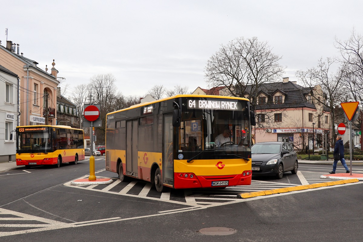 90220
TytuĹowy ZAZ stoi na parkingu przy przystanku âBrwinĂłw Rynek 01â w oczekiwaniu na wykonanie kursu linii numer 64: BrwinĂłw Rynek (11:45)-PruszkĂłw ĹťbikĂłw Cmentarz (12:22)-BrwinĂłw Rynek (12:50). Obok widoczny jest ZAZ A10C3A #403 (22030) w oczekiwaniu na wykonanie kursu linii numer 69: BrwinĂłw Rynek (11:50)-Czubin (12:08)-BrwinĂłw Rynek (12:29). 
