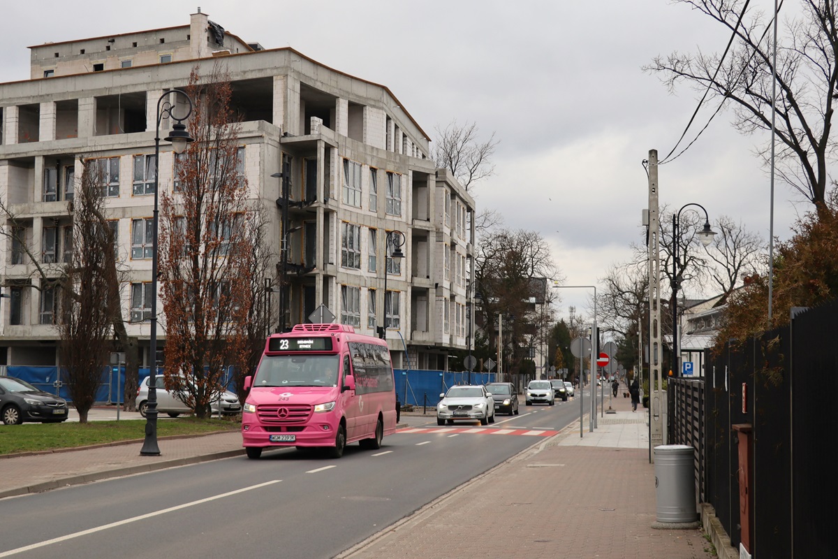 243
Sprinter jedzie jako kurs linii numer 23: Grodzisk Maz. Dw. PKP (14:55)-BrwinĂłw Rynek (15:47). 
