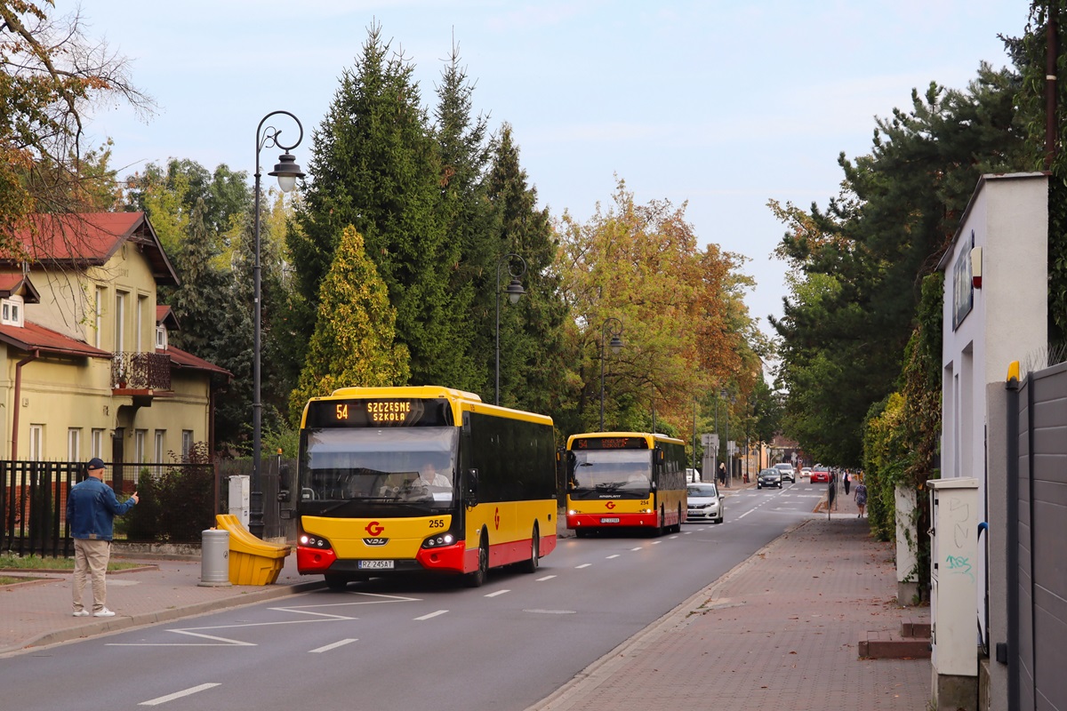 255
TytuĹowa Citea i Amoplant Ambassador ALE-120 #254 zbliĹźajÄ siÄ do przystanku âGrodzisk Maz. KoĹciuszki 01â jako kurs linii numer 54: Grodzisk Maz. Dw. PKP (7:35) - SzczÄsne SzkoĹa (7:45). Linia zostaĹa uruchomiona dla uczniĂłw grodziskiego ZS1, ktĂłrzy po poĹźarze budynku szkoĹy zmuszeni sÄ do czasu jej odremontowania uczyÄ siÄ w budynku SzkoĹy Podstawowej w SzczÄsnem. Co ciekawe jest to drugie wcielenie tego numeru linii w sieci GPA - poprzednio tj. w roku 2023 r. linia kursowaĹa w gminie BaranĂłw.
