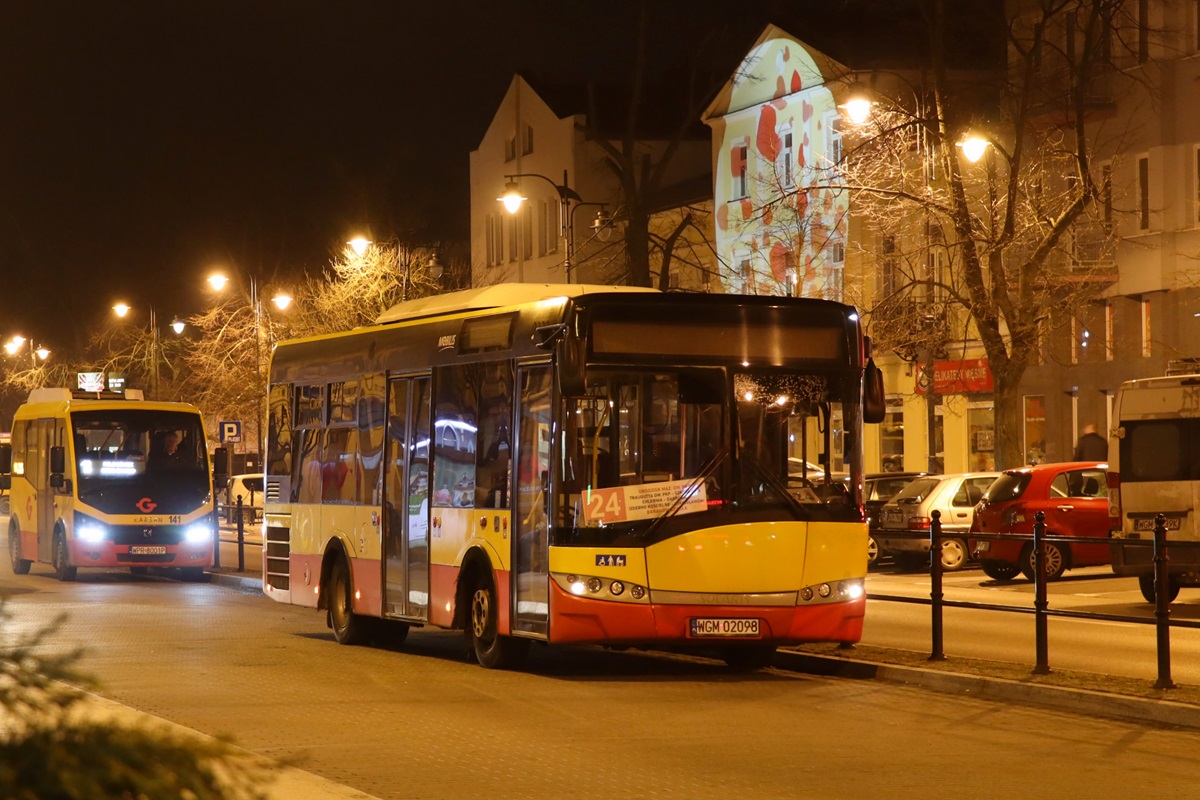 24017 [ex. 9239]
Solaris stoi na pÄtli przy dworcu PKP w oczekiwaniu na wykonanie kursu linii numer 24: Grodzisk Maz. Dw. PKP (18:35)-Izdebno KoĹcielne SzkoĹa (19:04). Pozdrowienia dla Kierowcy! Za nim widoczny jest Karsan Jest+ #141 (23032) w oczekiwaniu na wykonanie kursu linii numer 18: Grodzisk Maz. Dw. PKP (18:32)-MilanĂłwek GrudĂłw WKD (19:09).
