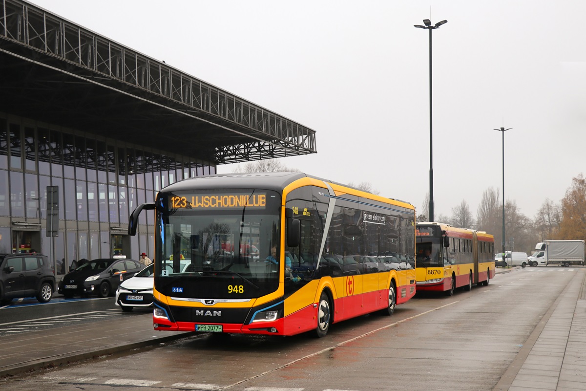 948
MAN oczekuje na wykonanie kursu linii numer 123: Dw. Wschodni-Kijowska (10:31)-Dw. Wschodni-Lubelska (11:21). Za nim stoi Solaris Urbino 18 #8870 w oczekiwaniu na wykonanie kursu linii numer 120: Dw. Wschodni-Kijowska (10:38)-Olesin (11:41). 
