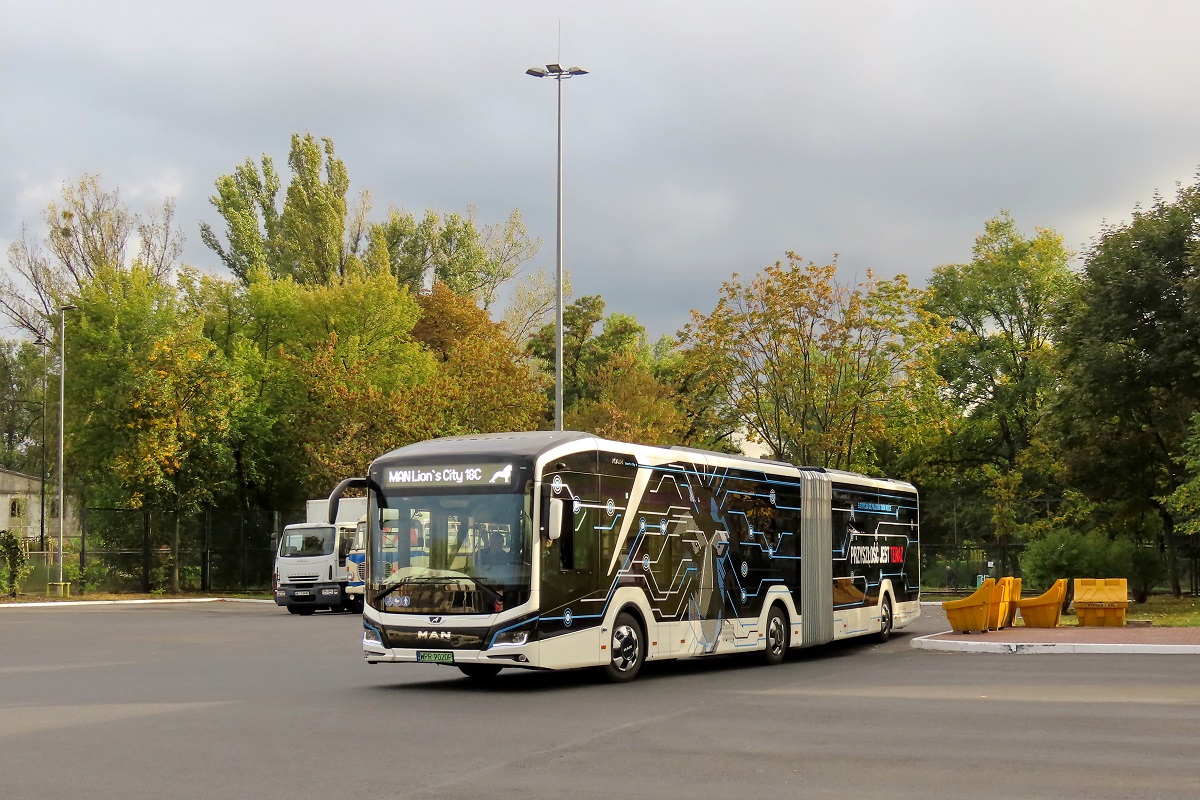 WPR 9020P
MAN manewruje po zajezdni po zakończonej wystawie z okazji Dni Transportu Publicznego 2022 w której brał udział.
Sam wóz ma dopiero przejść testy w MZA, póki co był tylko obecny na wystawie z okazji DTP. 
Słowa kluczowe: DTP2022