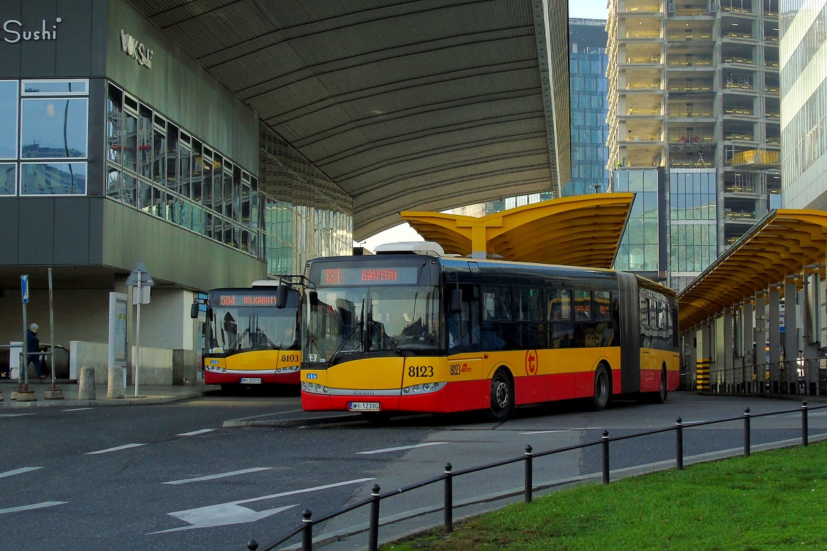 8123
Solaris zakoĹczyĹ wykonywaÄ kurs linii numer 131 w relacji Sadyba (10:00)-Dw. Centralny (10:31). NastÄpnie wykona kurs linii numer 131 w relacji Dw. Centralny (10:45)-Sadyba (11:14). W tle widoczny jest Solaris Urbino 18 W1 #8103 po wykonaniu kursu linii numer 504 w relacji Os. Kabaty (9:49)-Dw. Centralny (10:36). NastÄpnie wykona kurs linii numer 504 w relacji Dw. Centralny (10:51)-Os. Kabaty (11:36). 
