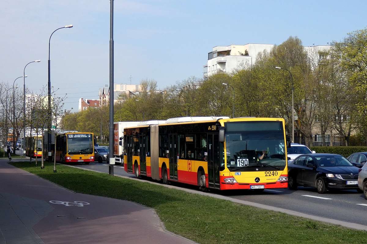 2240
Pierwszy z MercedesĂłw jedzie w obsĹudze kursu linii numer 190 w relacji Os. GĂłrczewska (8:27)-CH Marki (9:43). Drugi z MercedesĂłw (#6235) jedzie w obsĹudze kursu linii numer 109 w relacji Os. GĂłrczewska (8:38)-Dw. Centralny (9:10). Trzeci z MercedesĂłw (#2208) jedzie w obsĹudze opĂłĹşnionego o ok. 10 minut kursu linii numer 105 w relacji Os. GĂłrczewska (8:31)-Rondo DaszyĹskiego (9:01). 
