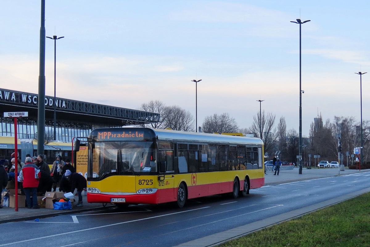 8725
Solaris stoi na przystanku âDw. Wschodni-Kijowska 08â jako mobilny punkt pomocy dla osĂłb bezdomnych i biednych. 
Słowa kluczowe: SU15