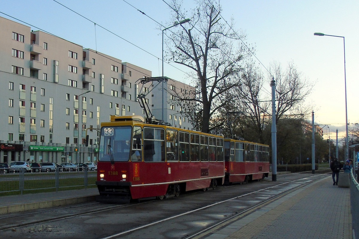 1388+1389
StopiÄtki zatrzymujÄ siÄ na przystanku "Metro MĹociny 05" jadÄc w obsĹudze kursu linii numer 33 w relacji Kielecka (14:59)-Metro MĹociny (15:45). 
