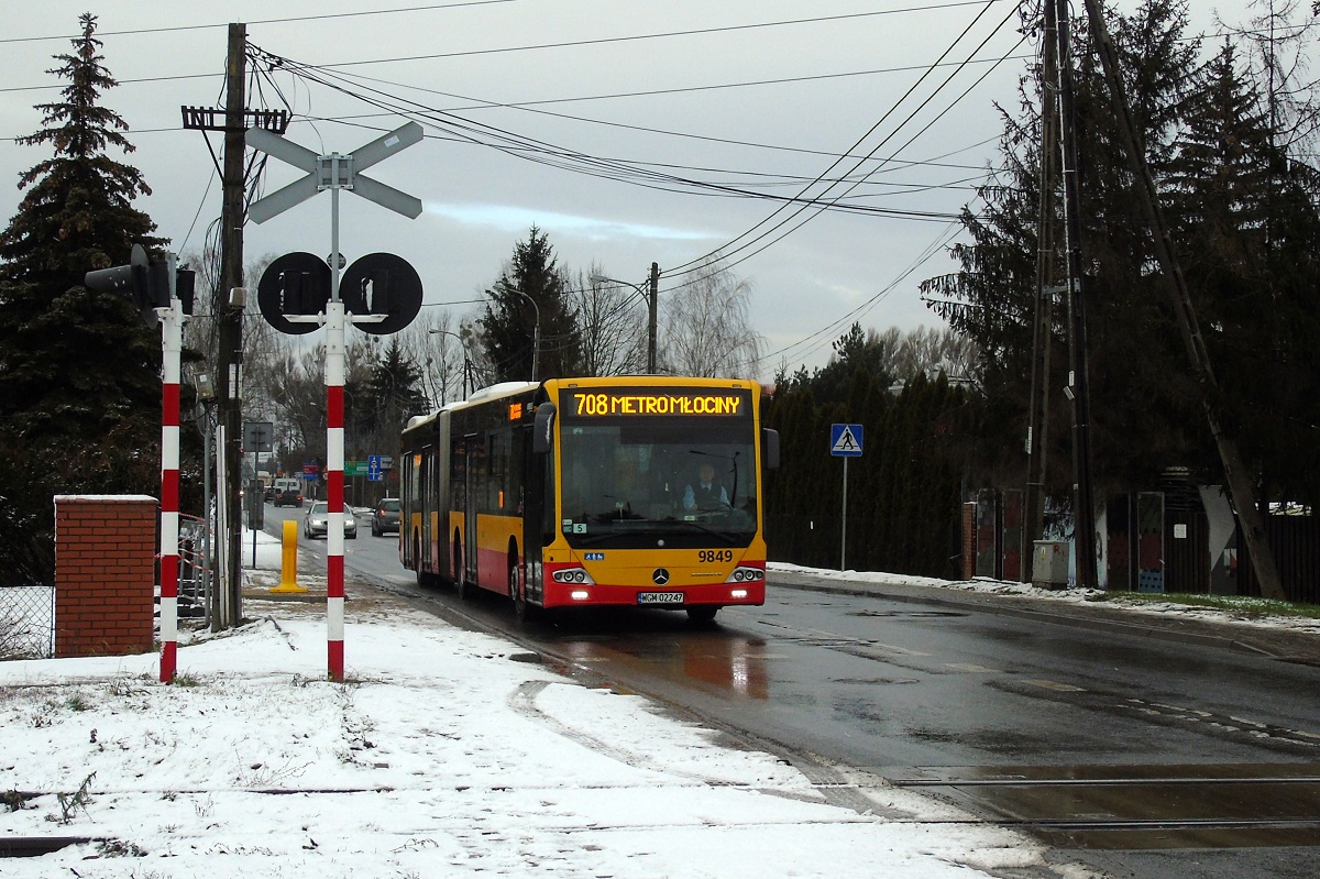 9849
Mercedes jedzie w obsĹudze kursu linii numer 708 w relacji Truskaw SkibiĹskiego (10:50)-Metro MĹociny (11:20). 
