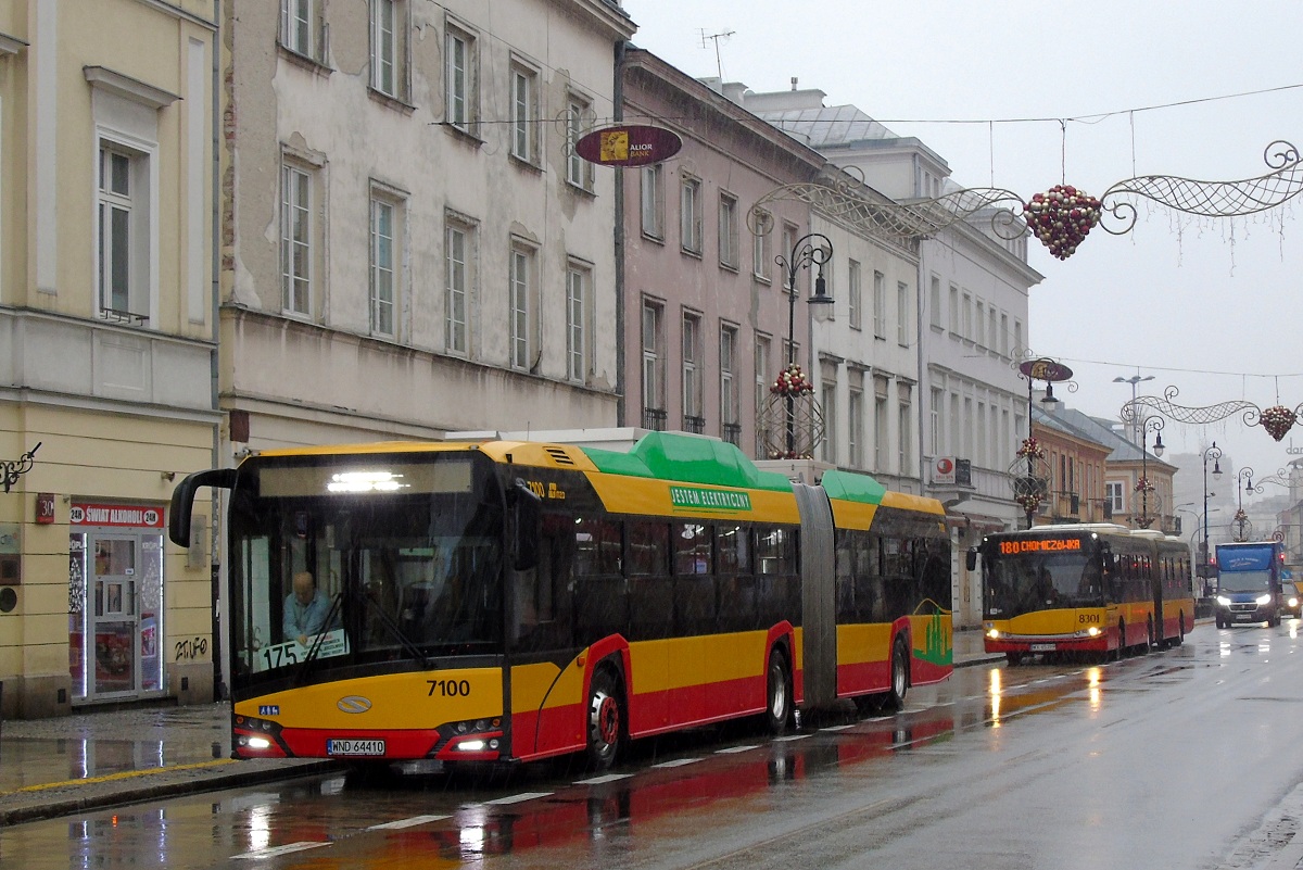 7100
Solaris stoi na przystanku "Foksal 02" w obsłudze kursu linii numer 175 w relacji Lotnisko Chopina-Przyloty (9:15)-Plac Piłsudskiego (9:54). Za nim stoi Solaris Solaris Urbino 18 #8301 w obsłudze kursu linii numer 180 w relacji Wilanów (9:18)-Chomiczówka (10:23). 
