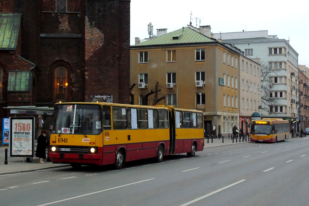 6941
Ikarus stoi na przystanku "Plac Narutowicza 02" w obsĹudze kursu linii specjalnej 26F, uruchomionej z okazji XXVI finaĹu WOĹP w relacji ZwyciÄzcĂłw (14:54)-CH Reduta (15:22). Za nim w tle stoi Scania CN270UB 4x2 EB #80281 (ex. A581) po zakoĹczeniu obsĹugi kursu linii KUPIECBUS w relacji Kupiecka (14:30)-Plac Narutowicza (15:15). NastÄpnie podstawi siÄ na przeciwlegĹy przystanek by obsĹuĹźyÄ kurs linii KUPIECBUS w relacji Plac Narutowicza (15:30)-Kupiecka (16:22). 
Słowa kluczowe: WOĹP2018 IK280