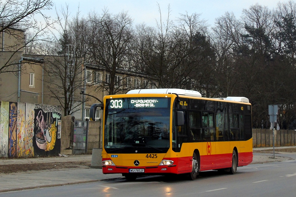 4425
Mercedes stoi na przystanku "Ĺťubrowa UKSW 02" w obsĹudze kursu linii numer 303 w relacji Plac Wilsona (14:36)-Cmentarz PĂłĹnocny Brama GĹĂłwna (15:11). 

