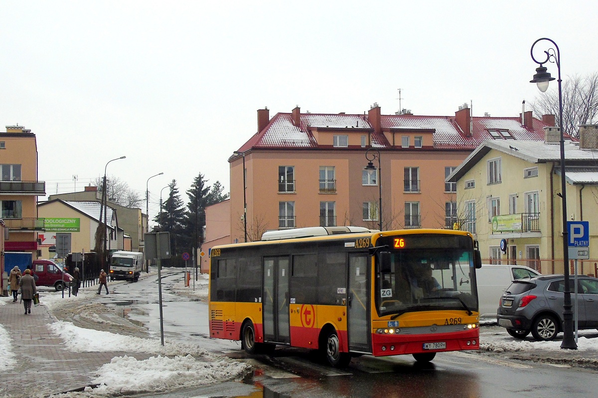 A269
SanCity wyruszył z przystanku "Grodzisk Zondka" jadąc w obsłudze kursu linii zastępczej KM ZG w relacji Grodzisk Mazowiecki Dw. PKP (13:20)-Warszawa Dw. Zachodni (14:36). W drugiej połowie stycznia w związku z naprawami planowych Ambasadorów, w rezerwie na linię zastępczą za pociągi Kolei Mazowieckich "ZG" wyruszyły Autosany SanCity obsługujące linie miejskie w Warszawie. 
Słowa kluczowe: Dziwadło