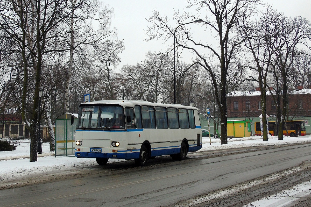 00132
Klamka stoi na przystanku technicznym niedaleko dworca autobusowego po zakoĹczeniu obsĹugi kursu "6136" linii podmiejskiej/miejskiej S2 w relacji Sochaczew ChodakĂłw (7:50)-ĹťyrardĂłw d.a. (8:40). NastÄpnie powrĂłci na dworzec by obsĹuĹźyÄ kurs "6130" linii podmiejskiej/miejskiej S2 w relacji ĹťyrardĂłw d.a. (9:10)-Sochaczew ChodakĂłw (10:01).  W tle ulicÄ BohaterĂłw Warszawy jedzie ZAZ A10C34 #60006 w obsĹudze kursu "7711" linii numer 7 w relacji ĹťyrardĂłw Parkingowa PÄtla (8:47)-ĹťyrardĂłw Ĺťeromskiego/PoznaĹska (9:16). 
Słowa kluczowe: H9-21