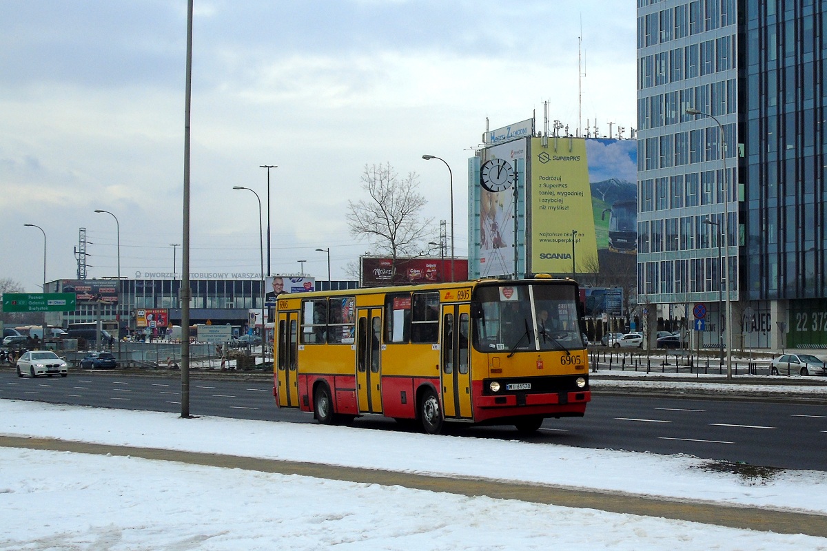 6905
Ikarus jedzie w obsĹudze kursu linii specjalnej XXV uruchomionej z okazji finaĹu XXV Wielkiej Orkiestry ĹwiÄtecznej Pomocy w relacji Berestecka (12:02)-Ĺazienki KrĂłlewskie (12:25). 
Słowa kluczowe: WOĹP2017 IK260 Zima