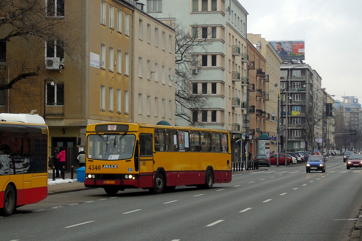 4340
Jelcz zatrzymuje siÄ na przystanku "Plac Narutowicza 02" w obsĹudze kursu linii specjalnej XXV uruchomionej z okazji finaĹu XXV Wielkiej Orkiestry ĹwiÄtecznej Pomocy w relacji Ĺazienki KrĂłlewskie (12:43)-CH Reduta (13:07). 
Słowa kluczowe: WOĹP2017 120M
