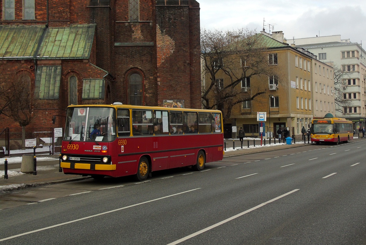 6930 
Ikarus stoi przystanku "Plac Narutowicza 02" w obsĹudze kursu linii specjalnej XXV uruchomionej z okazji finaĹu XXV Wielkiej Orkiestry ĹwiÄtecznej Pomocy w relacji Ĺazienki KrĂłlewskie (12:58)-CH Reduta (13:22). W tle stoi Scania #70253 (ex. A553) po zakoĹczeniu obsĹugi kursu linii KUPIECBUS  w relacji Kupiecka (12:30)-Plac Narutowicza (13:15). NastÄpnie pojedzie w obsĹudze kursu linii KUPIECBUS w relacji Plac Narutowicza (13:30)-Kupiecka (14:22). 
Słowa kluczowe: WOĹP2017 IK260