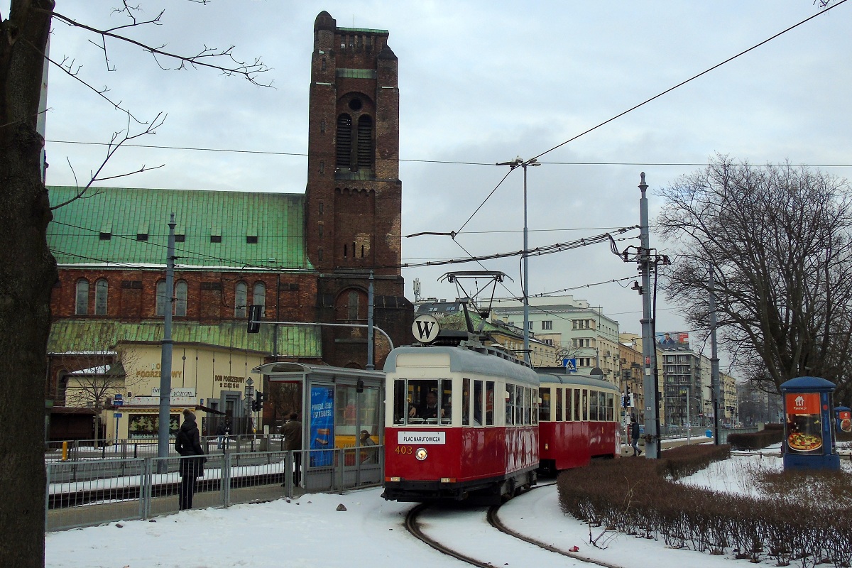 403+1811
Berlinka z doczepÄ eNki zaraz zacznÄ wykonywaÄ kurs linii specjalnej W uruchomionej z okazji finaĹu XXV Wielkiej Orkiestry ĹwiÄtecznej Pomocy w relacji Plac Narutowicza (13:23)-Ratuszowa ZOO (13:54). W tle widoczny jest KoĹciĂłĹ Ĺw. Jakuba ApostoĹa. Pozdrowienia dla Motorniczego! 
Słowa kluczowe: WOĹP2017 Architektura Zima