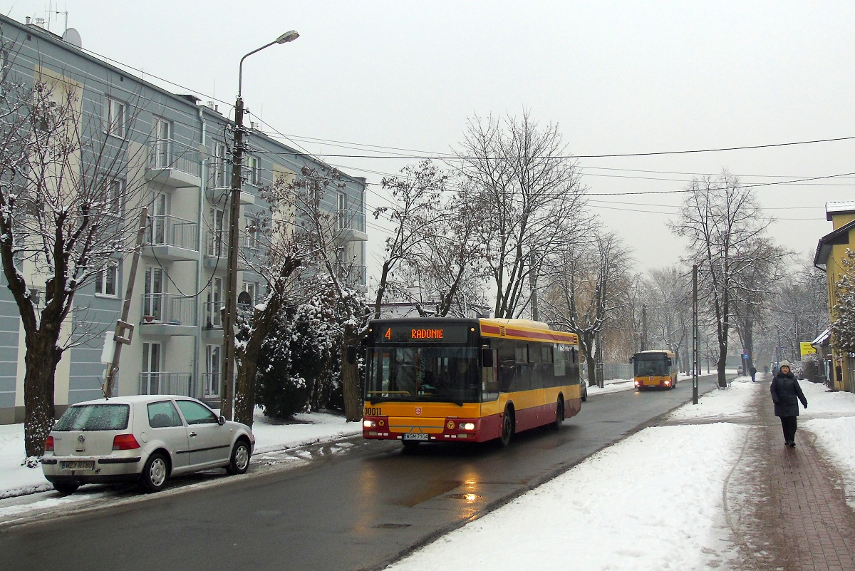 30011
Pierwszy z SAM-Ăłw jedzie w obsĹudze kursu "5071" linii numer 4 w relacji Izdebno PÄtla (12:00)-Radonie PÄtla (12:45). Za nim jedzie drugi SAM w obsĹudze kursu "5847" linii numer 5 w relacji Kozery Nowe PÄtla (12:02)-Grodzisk Maz. Dw. PKP (12:30). 
