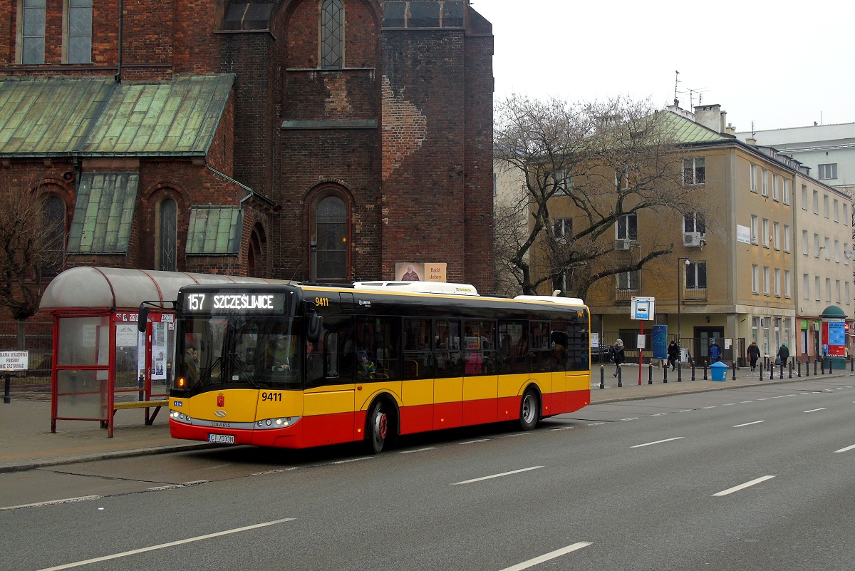 9411
Solaris stoi na przystanku "Plac Narutowicza 02" w obsĹudze kursu linii numer 157 w relacji GwiaĹşdzista (9:14)-SzczÄĹliwice (9:59). 
