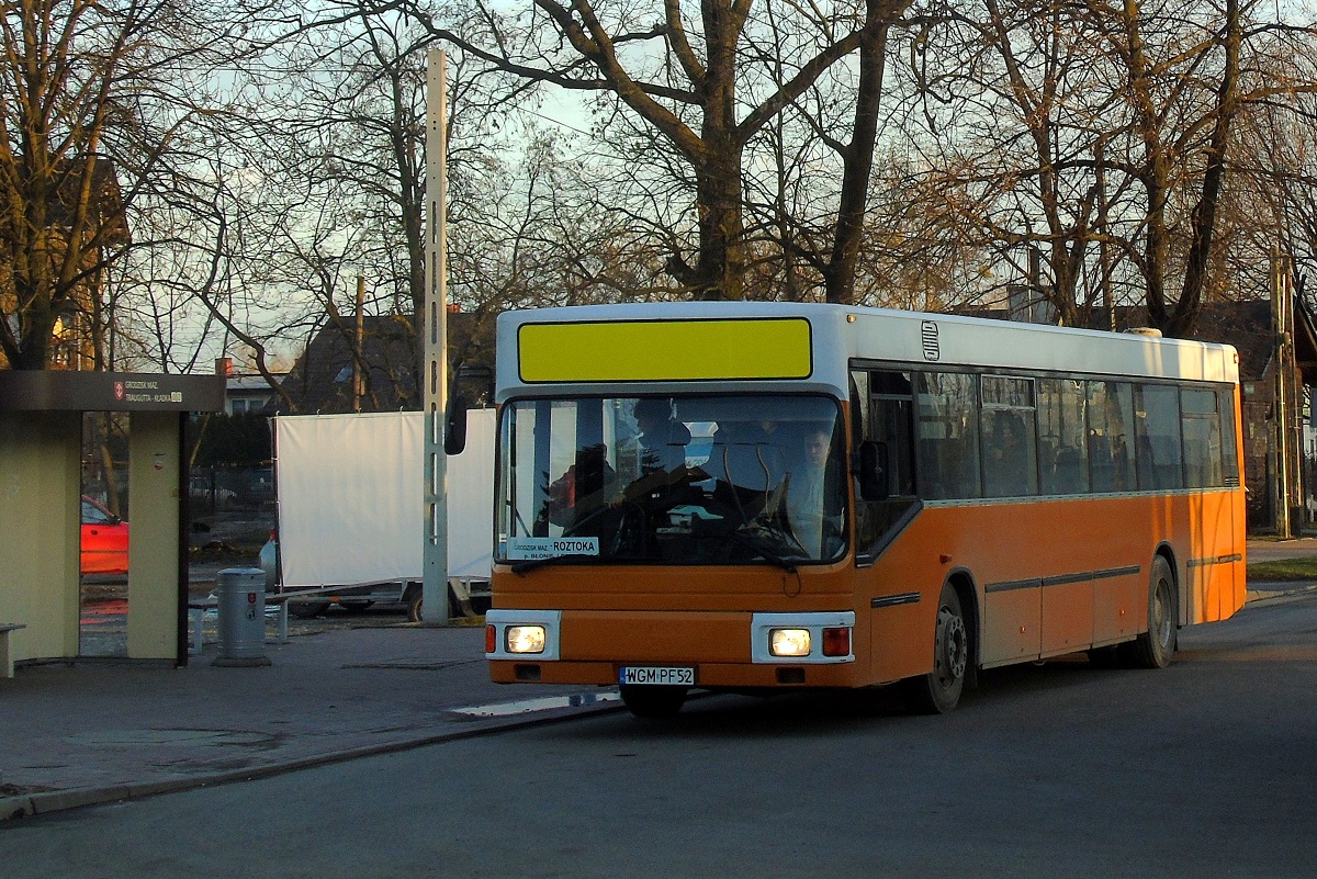 00101
MAN stoi na przystanku "Grodzisk Traugutta KĹadka 02" po zakoĹczeniu obsĹugi kursu "340" linii podmiejskiej w relacji Roztoka (5:30)-Grodzisk Maz. Dw. PKP (6:11). NastÄpnie podjedzie na przeciwlegĹy przystanek by tam rozpoczÄÄ obsĹugÄ kursu "319" linii podmiejskiej w relacji Grodzisk Maz. Dw. PKP (6:20)-Roztoka (7:01). 
