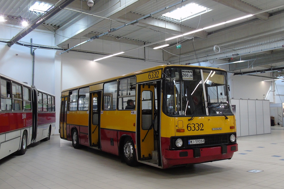 6332
Ikarus stoi wystawiony w jednej z hal podczas II TargĂłw Bus Warsaw Expo. 
Słowa kluczowe: warsawbusexpo IK260