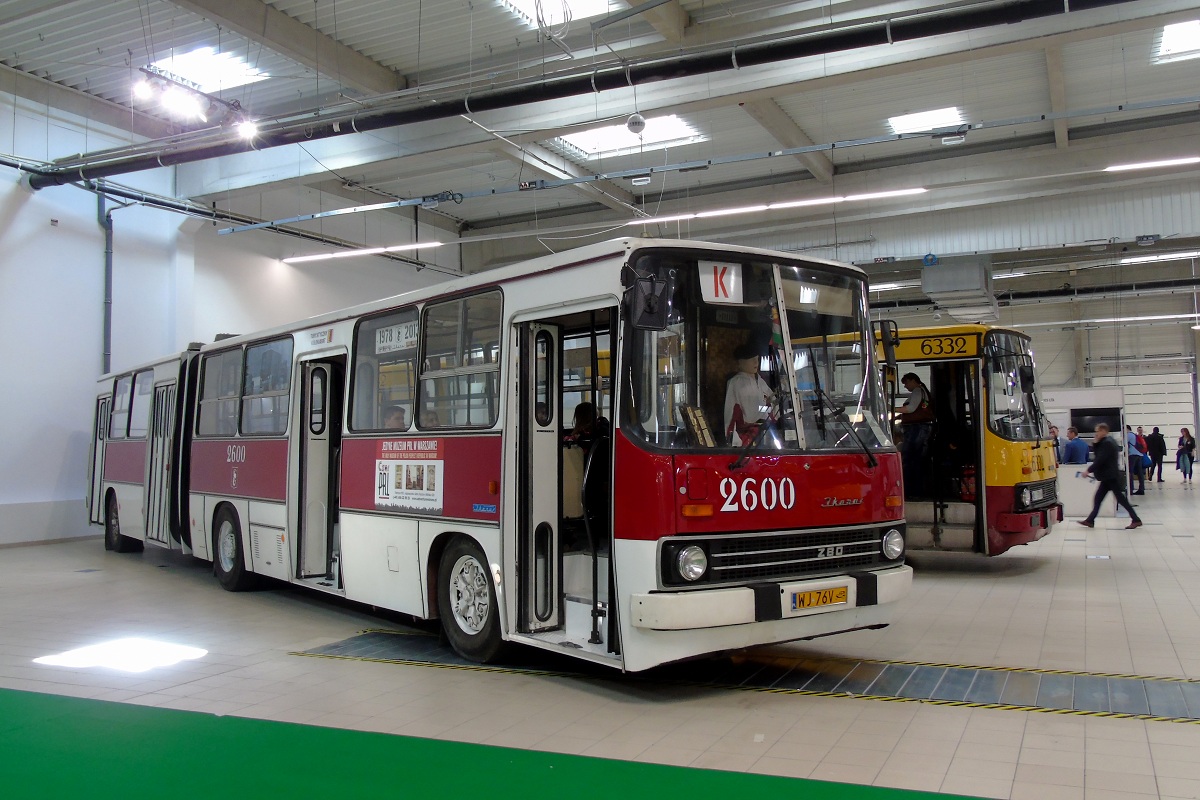 2600
Ikarus stoi wystawiony w jednej z hal podczas II TargĂłw Bus Warsaw Expo. Obok stoi Ikarus 260.73A #6332. 
Słowa kluczowe: warsawbusexpo IK280