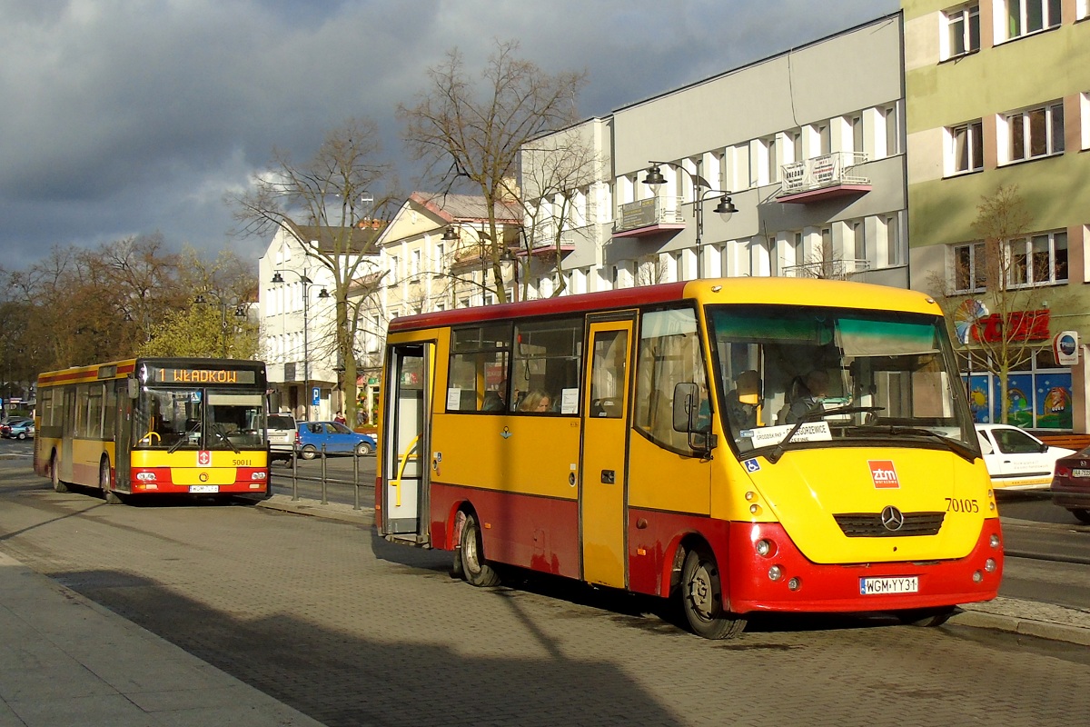 70105
Solina zakoĹczyĹa obsĹugÄ kursu "142" linii podmiejskiej w relacji Grzegorzewice (16:40)-Grodzisk Maz. Dw. PKP (17:20). NastÄpnie pojedzie w obsĹudze kursu "141" linii podmiejskiej w relacji Grodzisk Maz. Dw. PKP (17:30)-Grzegorzewice (18:09). W tle stoi SAM #50011 po zakoĹczeniu obsĹugi kursu "5130" linii numer 2 w relacji MakĂłwka (17:00)-Grodzisk Maz. Dw. PKP (17:18). NastÄpnie pojedzie w obsĹudze kursu "5017" linii numer 1 w relacji Grodzisk Maz. Dw. PKP (18:15)-WĹadkĂłw PÄtla (18:32). 
W tym czasie tytuĹowa Solina planowo kursowaĹa na L-kach w Konstancinie stÄd widoczne na niej logo ZTM i kasowniki w Ĺrodku. 
Słowa kluczowe: DziwadĹo